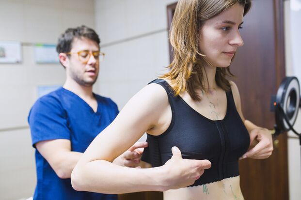 Tragen Sie nach einer Brustvergrößerung mit Hyaluronsäure Kompressionskleidung